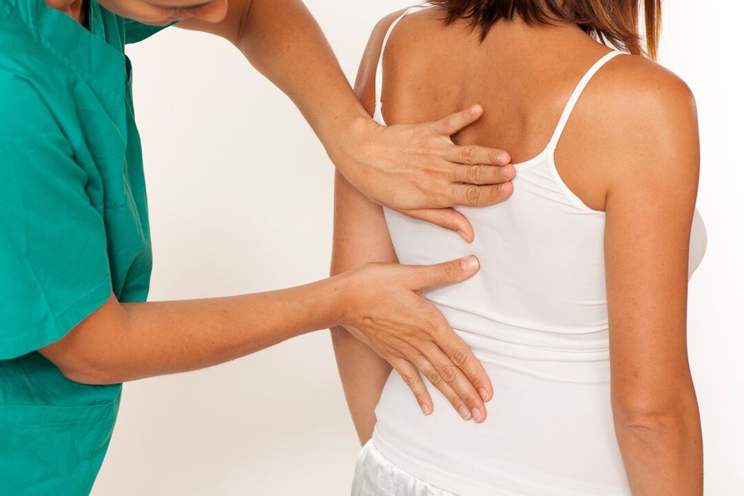 le médecin examine le dos pour la douleur dans la région de l'omoplate