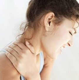 L'ostéochondose cervicale conduit à pincer les nerfs sur le cou